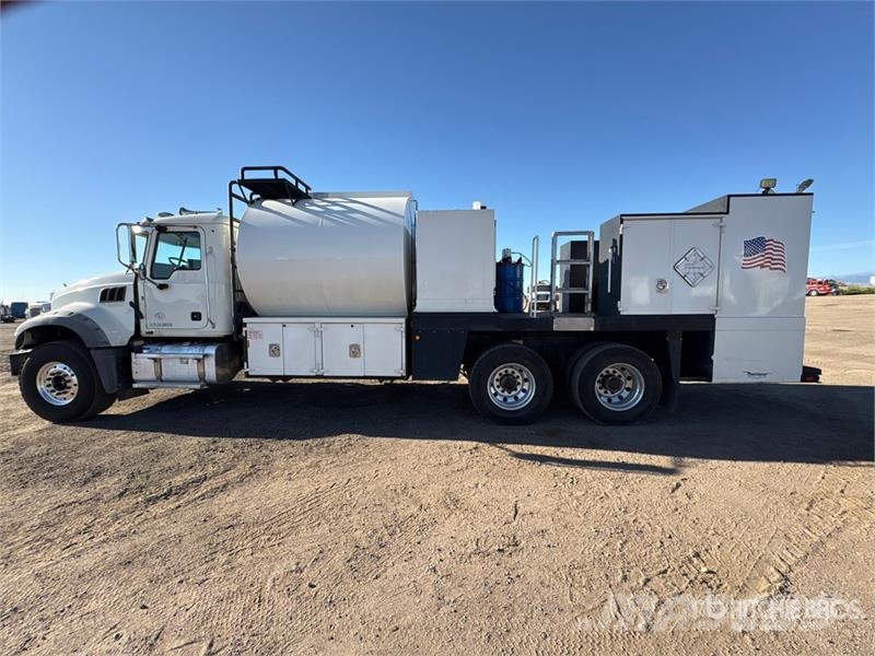 Mack GU433 6x4 Fuel and Lube Truck Вантажівки-цистерни