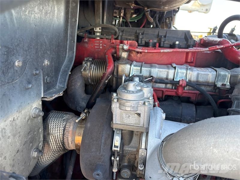 Mack GU433 6x4 Fuel and Lube Truck Вантажівки-цистерни