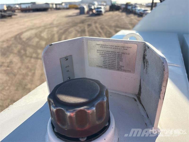 Mack GU433 6x4 Fuel and Lube Truck Вантажівки-цистерни