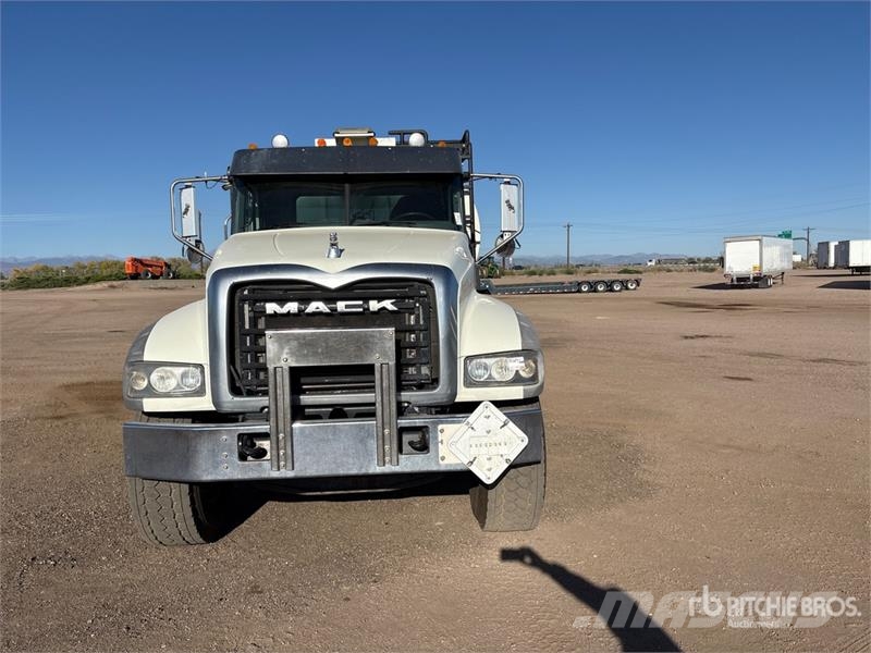 Mack GU433 6x4 Fuel and Lube Truck Вантажівки-цистерни