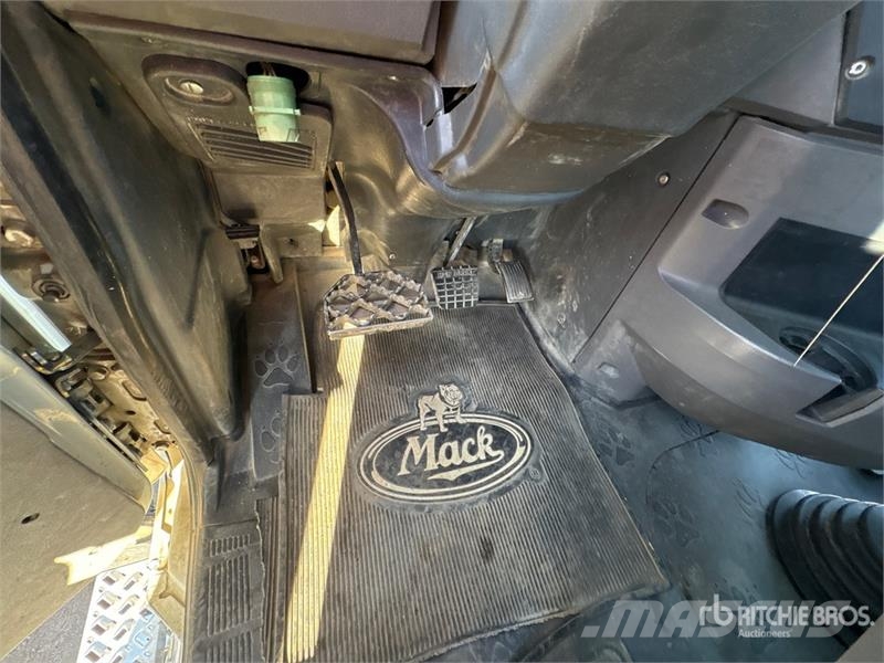 Mack GU433 6x4 Fuel and Lube Truck Вантажівки-цистерни