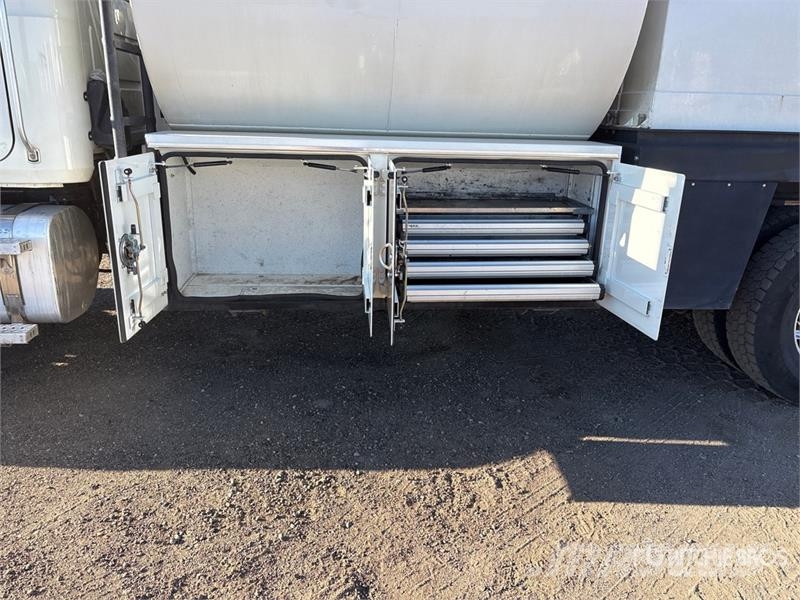 Mack GU433 6x4 Fuel and Lube Truck Вантажівки-цистерни