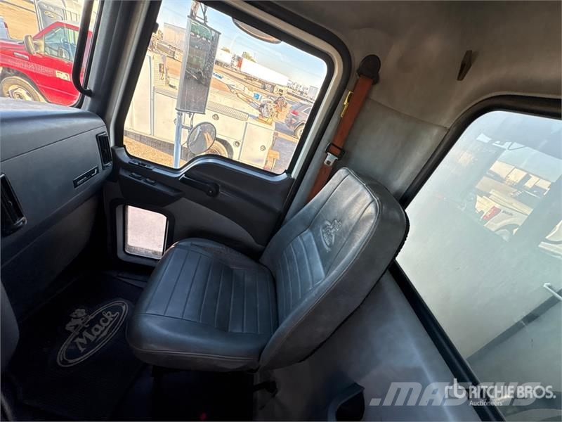 Mack GU433 6x4 Fuel and Lube Truck Вантажівки-цистерни