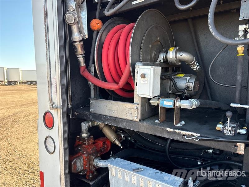 Mack GU433 6x4 Fuel and Lube Truck Вантажівки-цистерни
