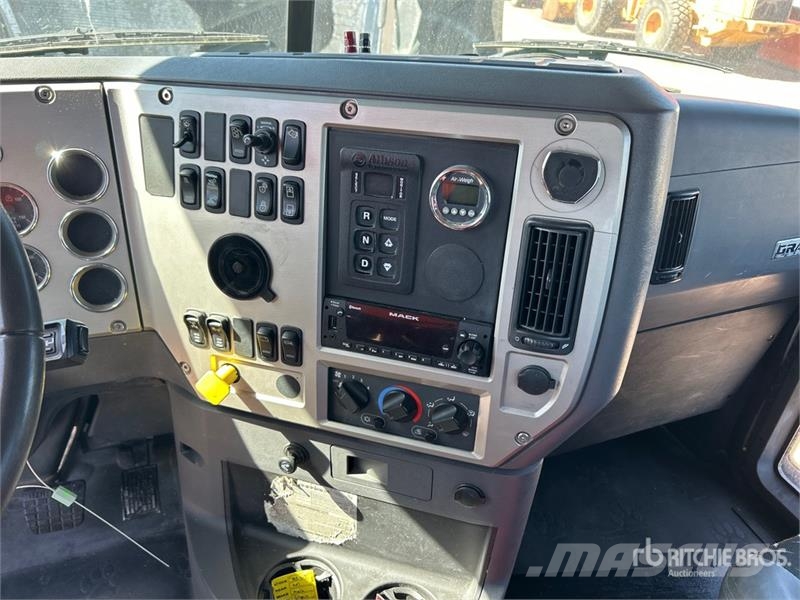Mack GU533 平ボディー