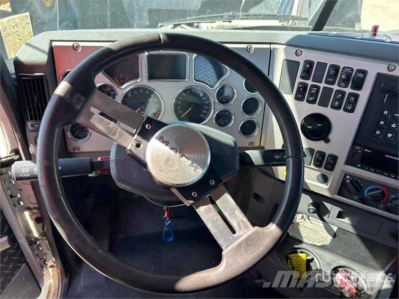 Mack GU533 平ボディー