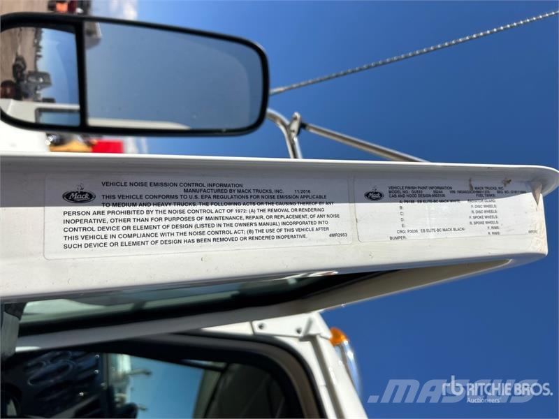 Mack GU533 平ボディー