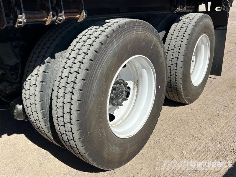 Mack GU533 平ボディー