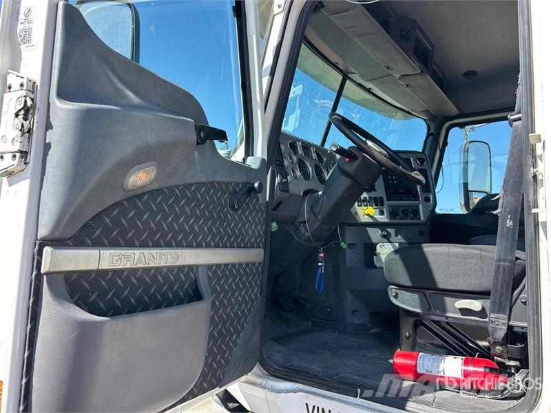 Mack GU533 平ボディー