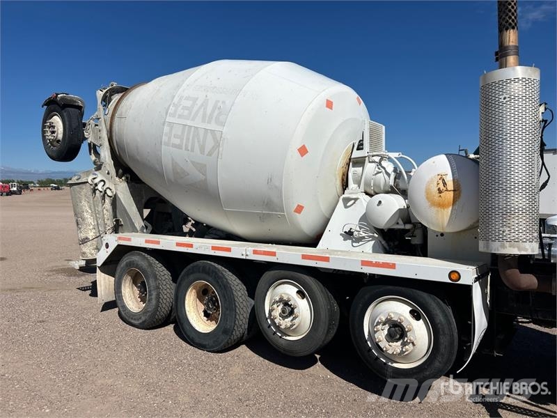 Mack GU713 12x4 Mixer Truck شاحنات خرسانة