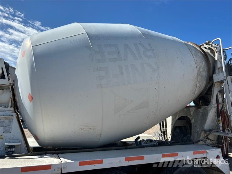 Mack GU713 12x4 Mixer Truck شاحنات خرسانة