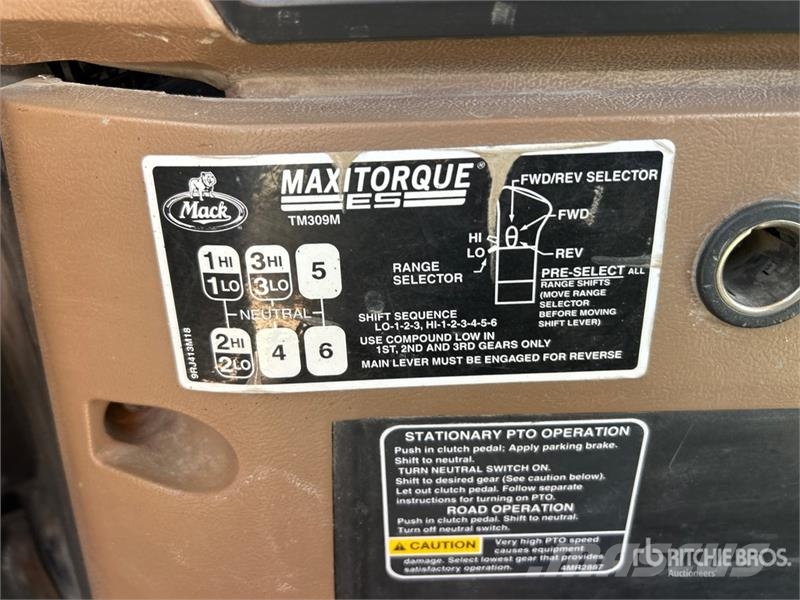 Mack GU713 12x4 Mixer Truck شاحنات خرسانة