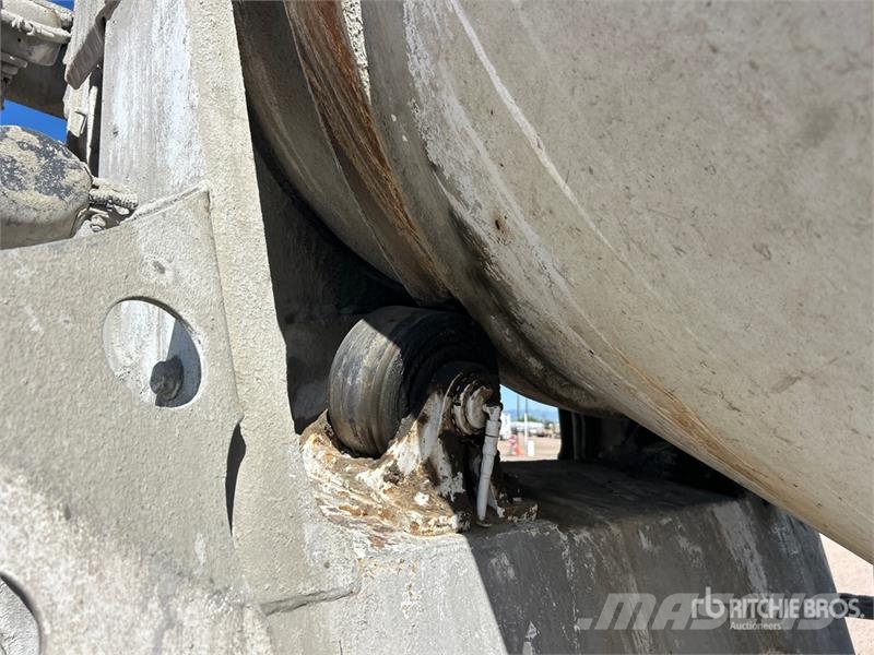 Mack GU713 12x4 Mixer Truck شاحنات خرسانة