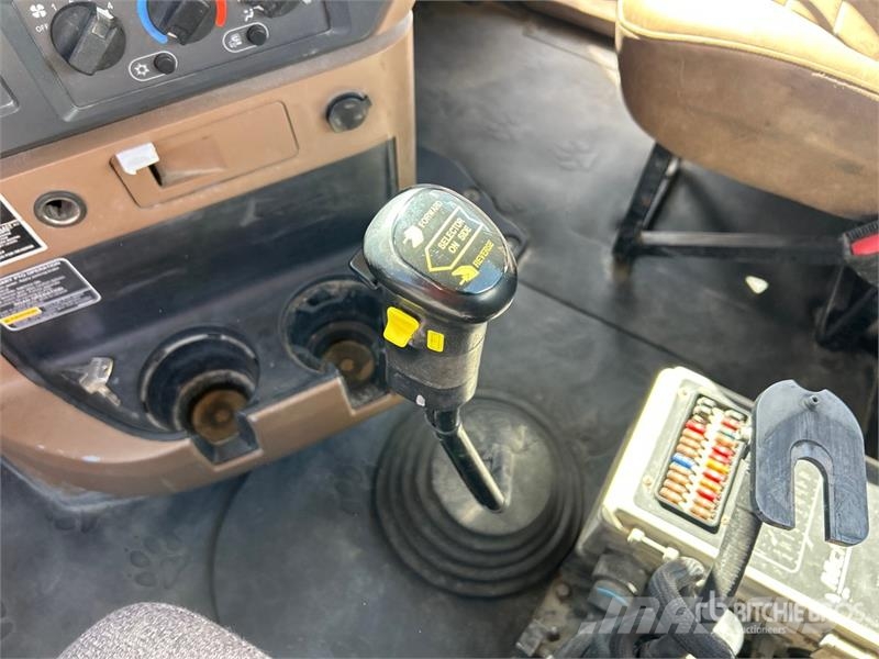 Mack GU713 12x4 Mixer Truck شاحنات خرسانة