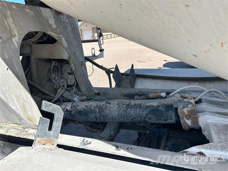 Mack GU713 12x4 Mixer Truck شاحنات خرسانة