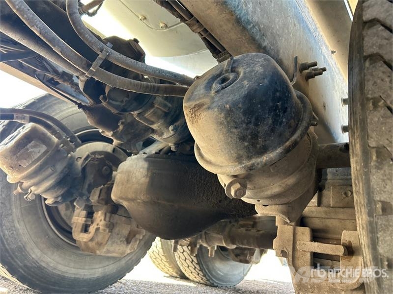 Mack GU713 12x4 Mixer Truck شاحنات خرسانة