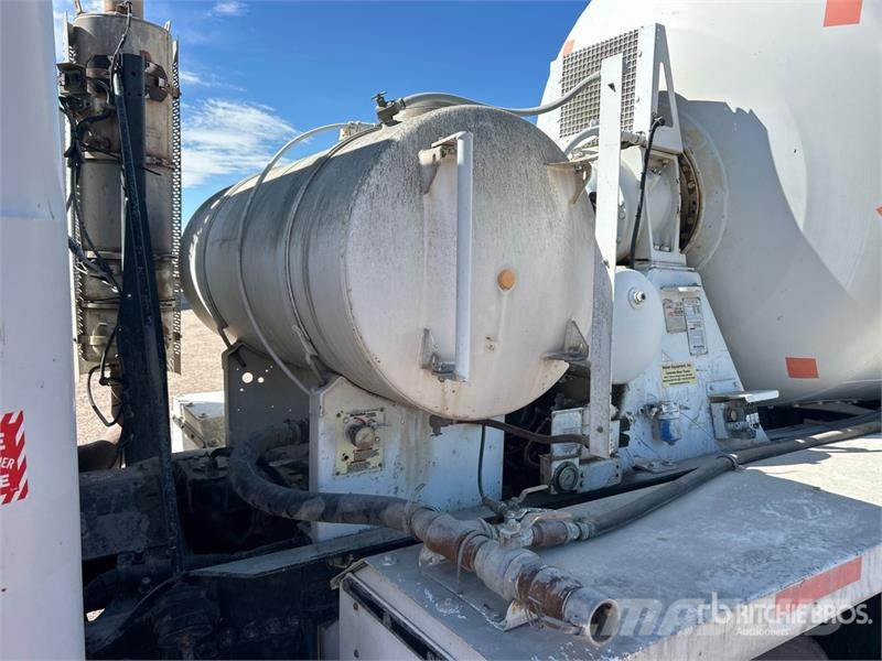 Mack GU713 12x4 Mixer Truck شاحنات خرسانة
