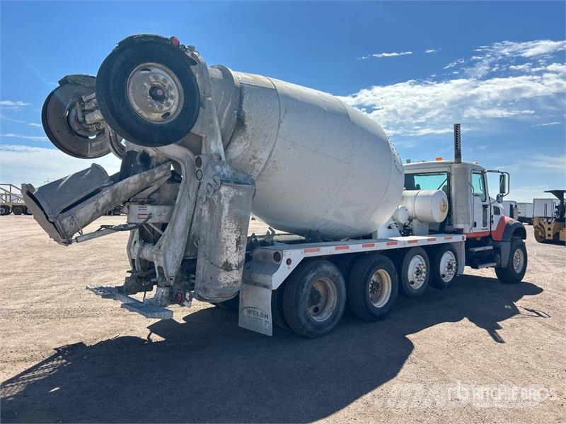 Mack GU713 12x4 Mixer Truck شاحنات خرسانة