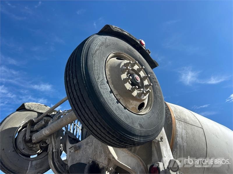 Mack GU713 12x4 Mixer Truck شاحنات خرسانة