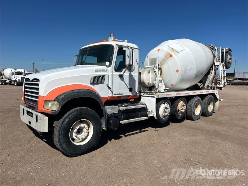 Mack GU713 12x4 Mixer Truck شاحنات خرسانة