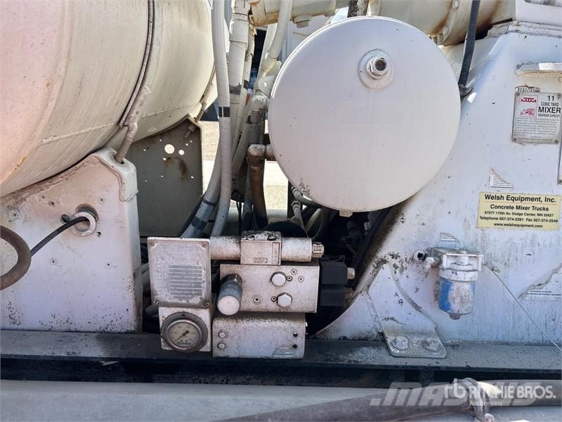 Mack GU713 12x4 Mixer Truck شاحنات خرسانة