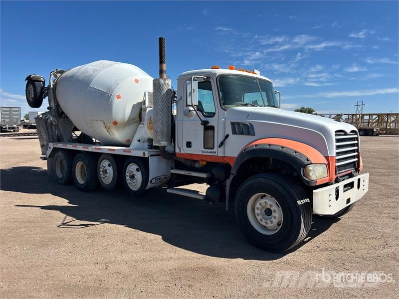 Mack GU713 12x4 Mixer Truck شاحنات خرسانة