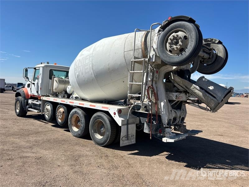 Mack GU713 12x4 Mixer Truck شاحنات خرسانة
