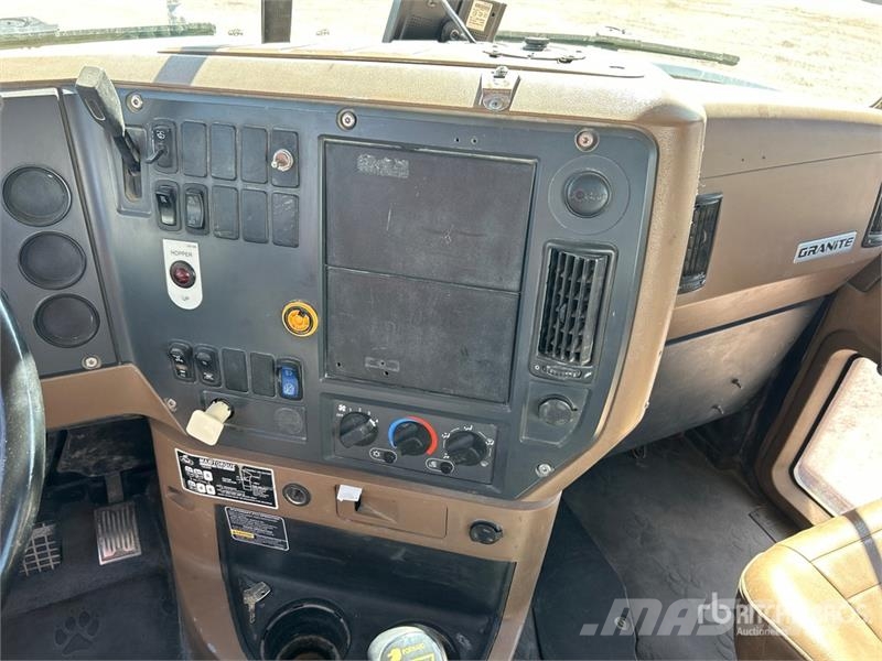 Mack GU713 12x4 Mixer Truck شاحنات خرسانة