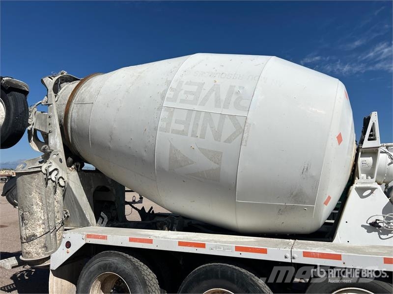 Mack GU713 12x4 Mixer Truck شاحنات خرسانة