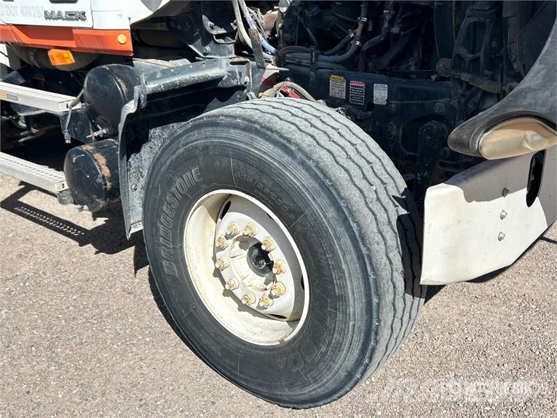 Mack GU713 12x4 Mixer Truck شاحنات خرسانة