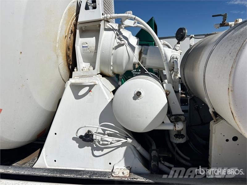 Mack GU713 12x4 Mixer Truck شاحنات خرسانة
