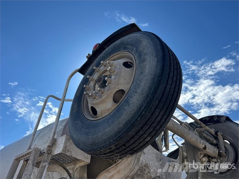 Mack GU713 12x4 Mixer Truck شاحنات خرسانة