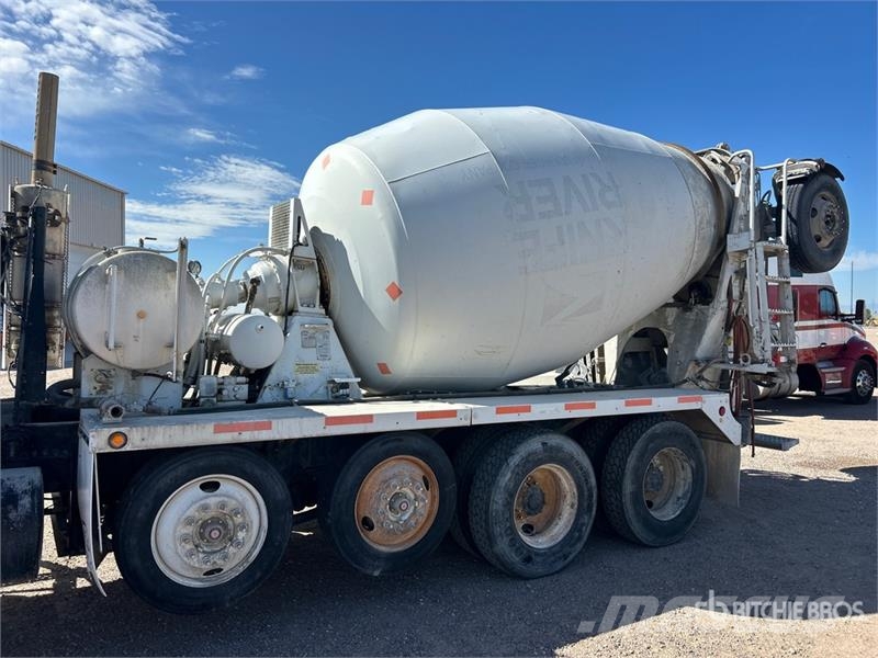 Mack GU713 12x4 Mixer Truck شاحنات خرسانة