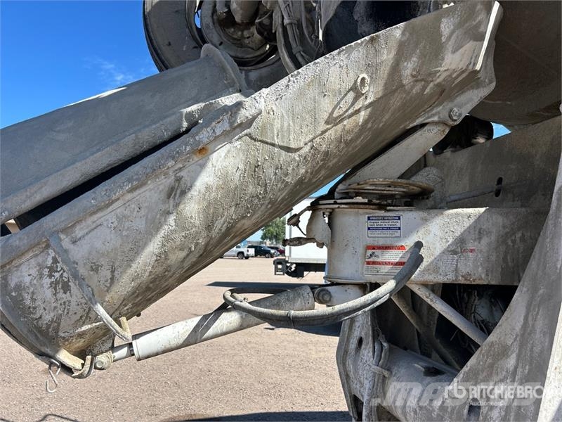 Mack GU713 12x4 Mixer Truck شاحنات خرسانة