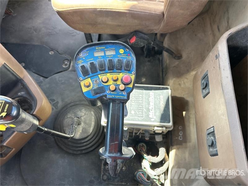 Mack GU713 12x4 Mixer Truck شاحنات خرسانة