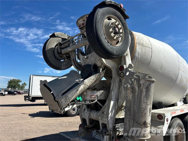 Mack GU713 12x4 Mixer Truck شاحنات خرسانة