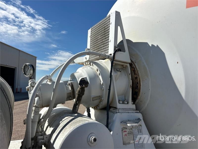 Mack GU713 12x4 Mixer Truck شاحنات خرسانة