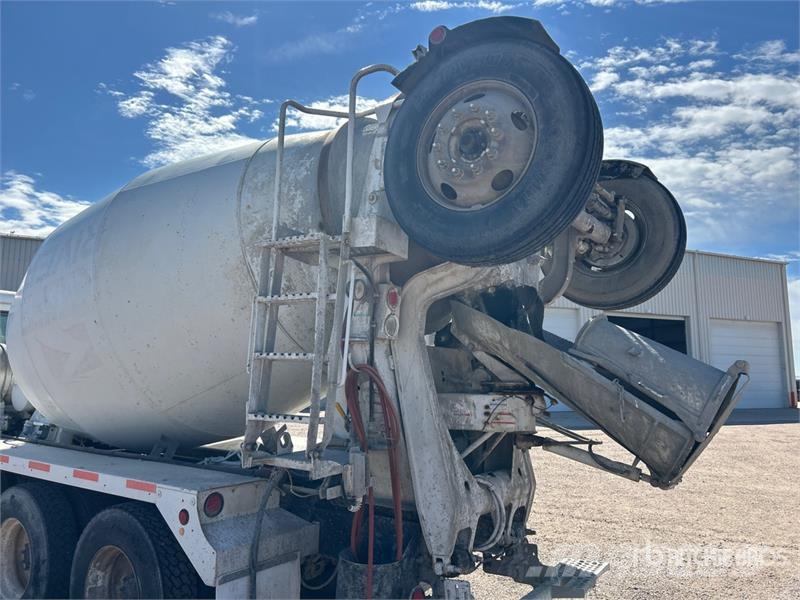 Mack GU713 12x4 Mixer Truck شاحنات خرسانة