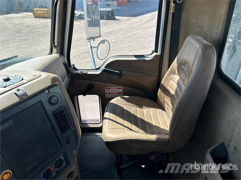 Mack GU713 12x4 Mixer Truck شاحنات خرسانة