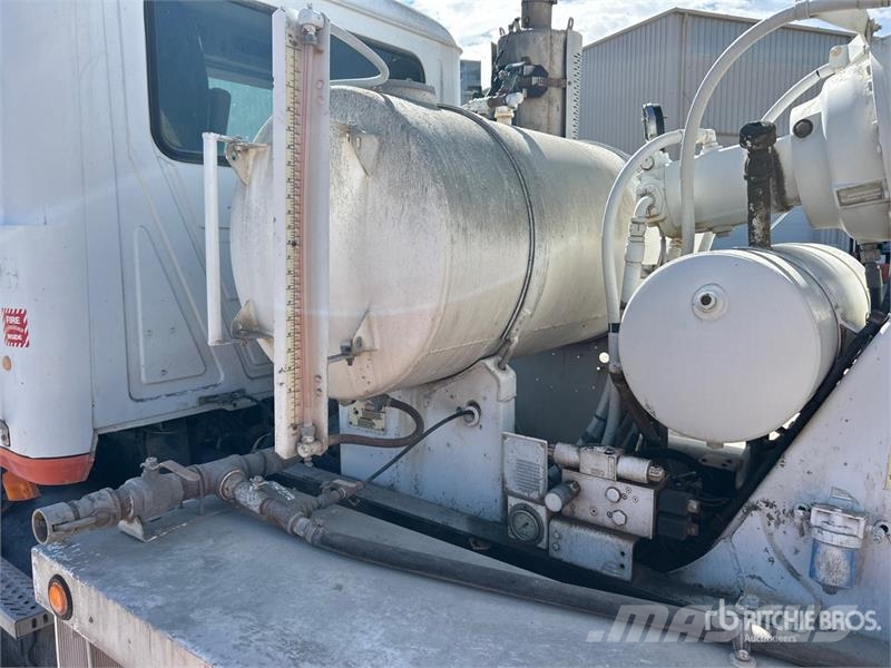 Mack GU713 12x4 Mixer Truck شاحنات خرسانة