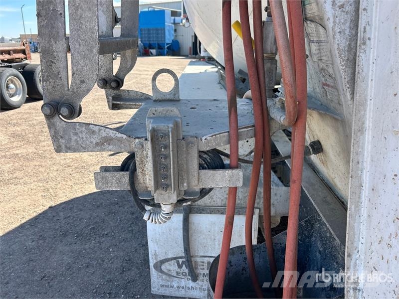 Mack GU713 12x4 Mixer Truck شاحنات خرسانة