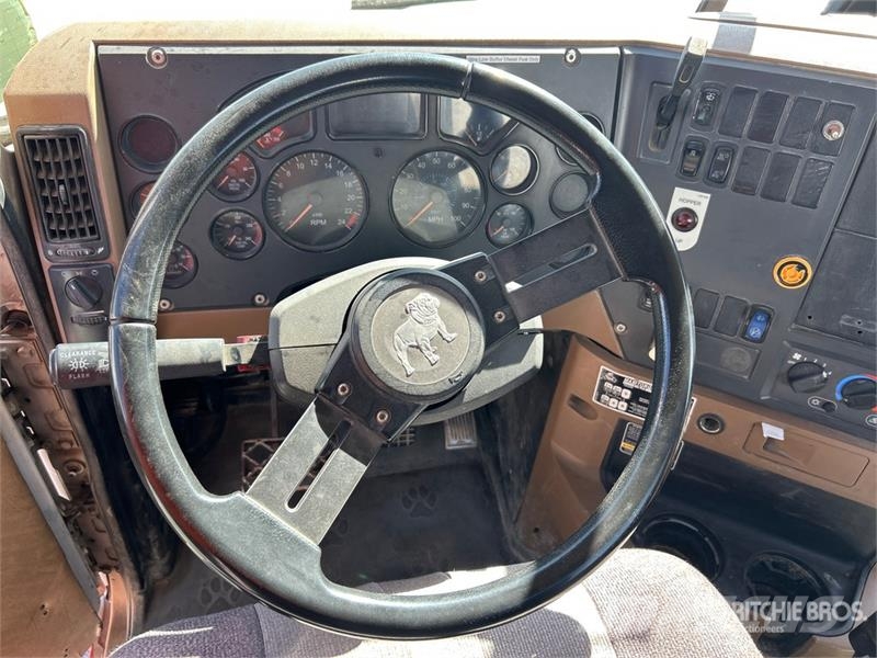 Mack GU713 12x4 Mixer Truck شاحنات خرسانة