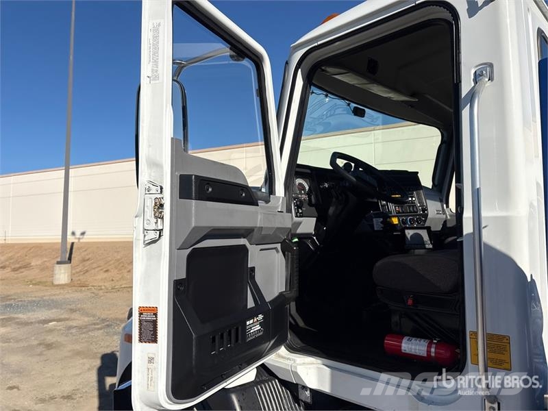 Mack MD 4x2 Car Carrier Truck Evakuatori