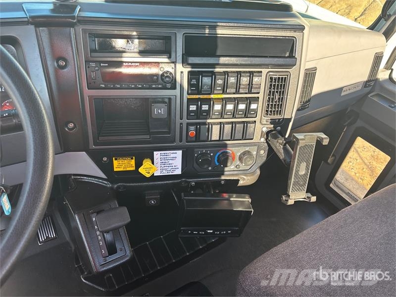 Mack MD 4x2 Car Carrier Truck Evakuatori