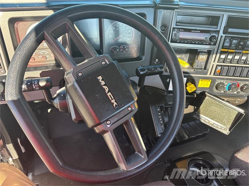 Mack MD 4x2 Car Carrier Truck Camiones portavehículos