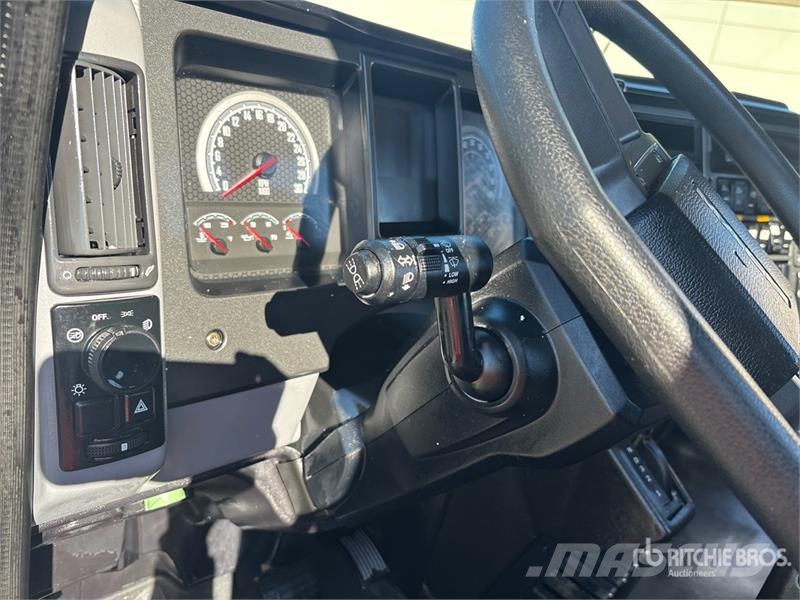 Mack MD 4x2 Car Carrier Truck Camiones portavehículos