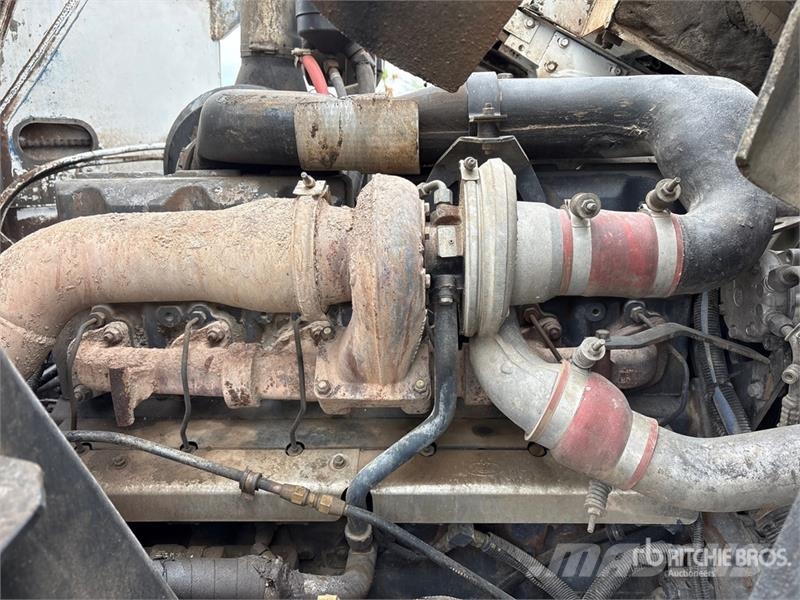 Mack MR688S Betonmixers en pompen