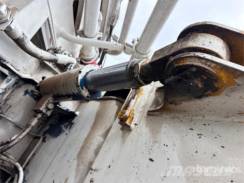 Mack MR688S Betonmixers en pompen