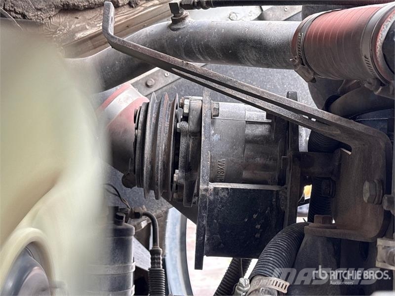 Mack MR688S Betonmixers en pompen