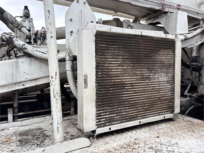 Mack MR688S Betonmixers en pompen
